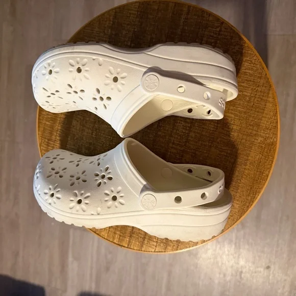CROCS White Floral Cutout Clog Sandals - Picture 4 of 6